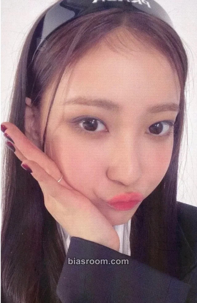 IS:SUE - RIn - 1st IS:SUE  Album album photocard fanclub version holographic (hologram)