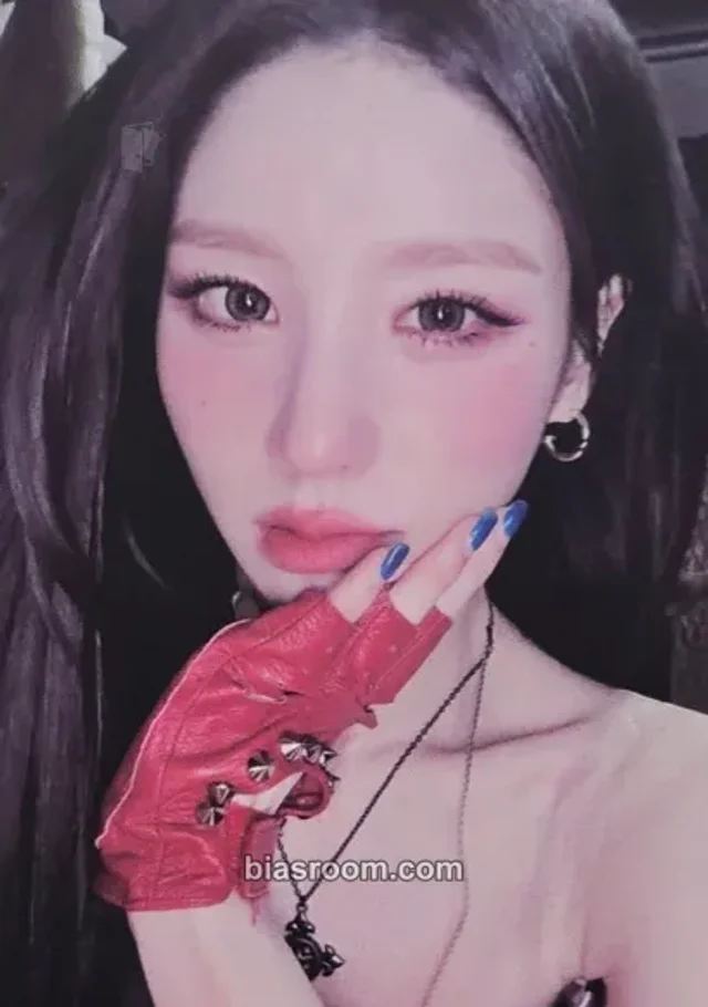ARTMS - HeeJin - ARTMS 3rd World Tour: Grand Club Icarus Event tour merch trading card XL photocard