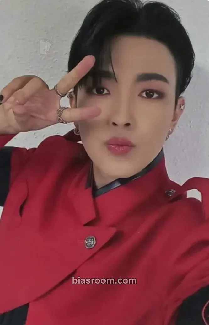 Hongjoong THE WORLD EP.1 : MOVEMENT Photocard - ATEEZ - ATEEZ K-pop photocard