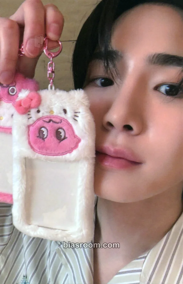 Key - Key - Where is Key? with Hello Kitty Event merch photocard pop-up store