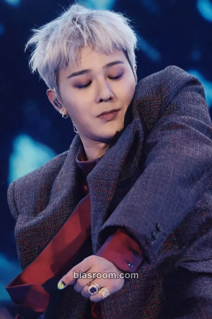 G-Dragon THE BIG ISSUE TAIWAN Photocard - G-Dragon K-pop photocard