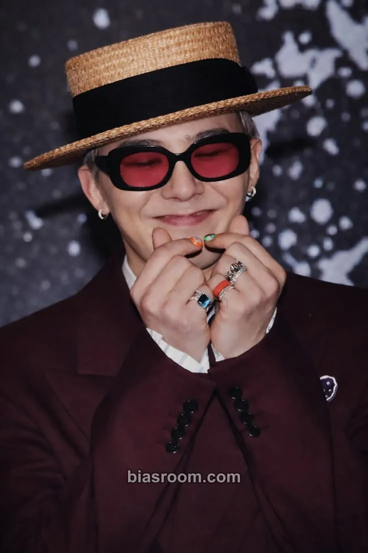 G-Dragon THE BIG ISSUE TAIWAN Photocard - G-Dragon K-pop photocard