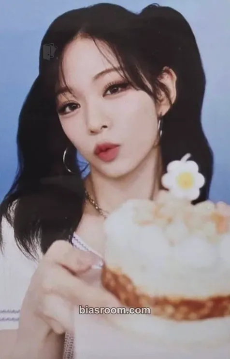 Chaeyoung HAPPY CHAE YOUNG DAY BIRTHDAY BOX Photocard - fromis_9 - fromis_9 K-pop photocard