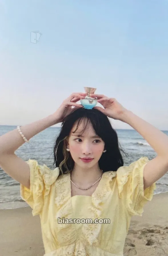 Seola WJSN EXY, Bona, Seola, Eunseo x Harpers Bazaar Korea x Versace Perfume Photocard - WJSN - WJSN K-pop photocard