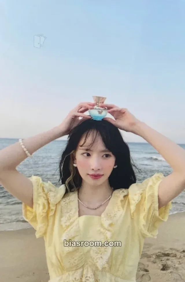 WJSN - Seola - WJSN EXY, Bona, Seola, Eunseo x Harpers Bazaar Korea x Versace Perfume Other magazine photocard perfume versace harpars bazaar korea