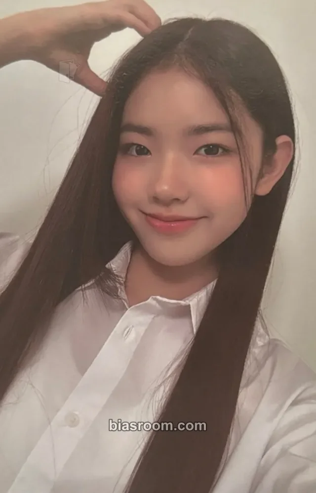 UNIS - Yoona - Universe Ticket Other concept version pre-debut