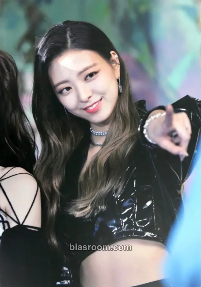 ITZY - Yuna - IT’z ME Album mini poster gacha event soundwave horizontal