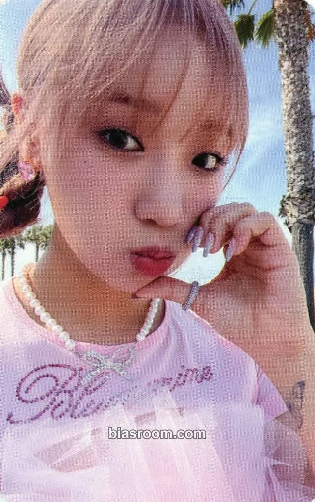 Choi Yoojung Sunflower Photocard - Choi Yoojung K-pop photocard