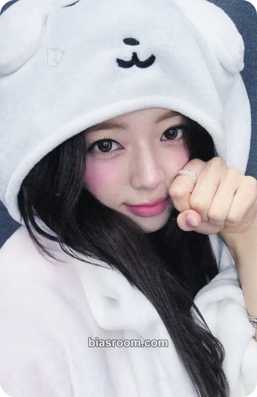 Yuna Ice Cream Photocard - ITZY - ITZY K-pop photocard