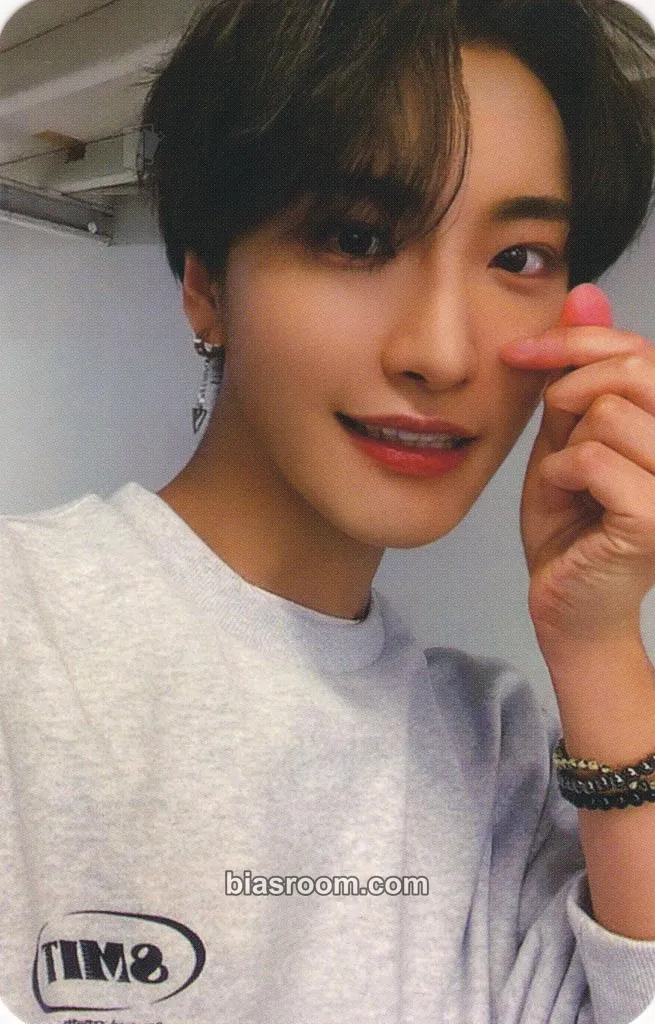 Seonghwa Wonderwall Merchline Photocard - ATEEZ - ATEEZ K-pop photocard
