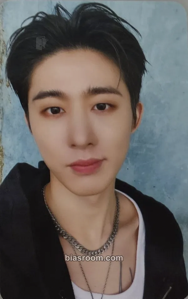 B.I Hype Up Tour Photocard - B.I K-pop photocard