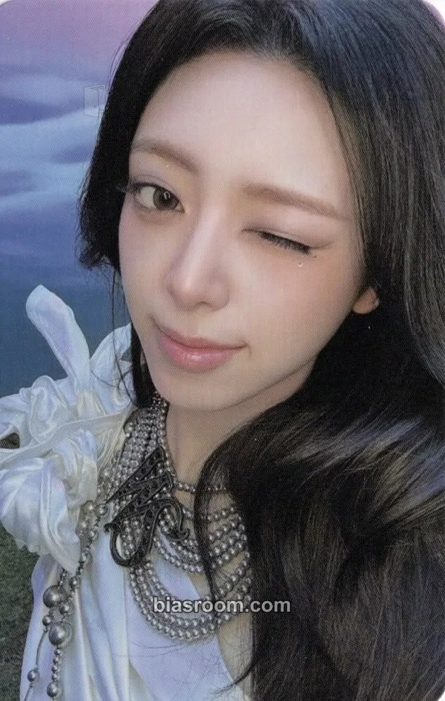 Yuna Ice Cream Photocard - ITZY - ITZY K-pop photocard