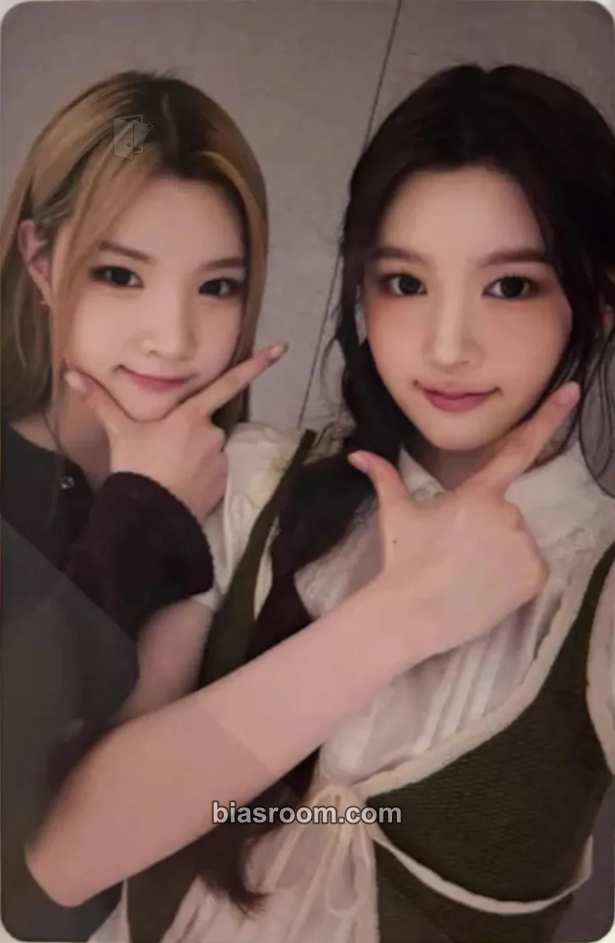 The Chase Photocard - Hearts2Hearts - Hearts2Hearts K-pop photocard