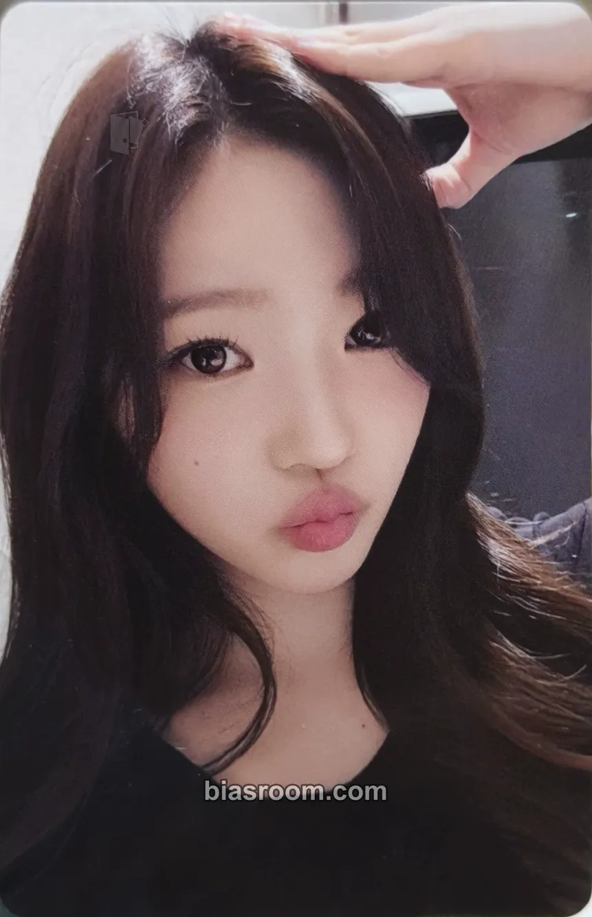 Stella The Chase Photocard - Hearts2Hearts - Hearts2Hearts K-pop photocard