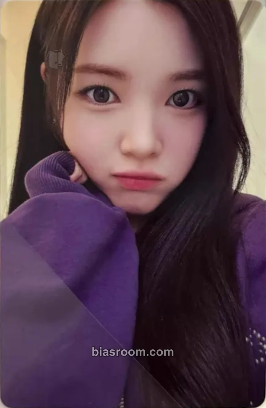 Yuha The Chase Photocard - Hearts2Hearts - Hearts2Hearts K-pop photocard