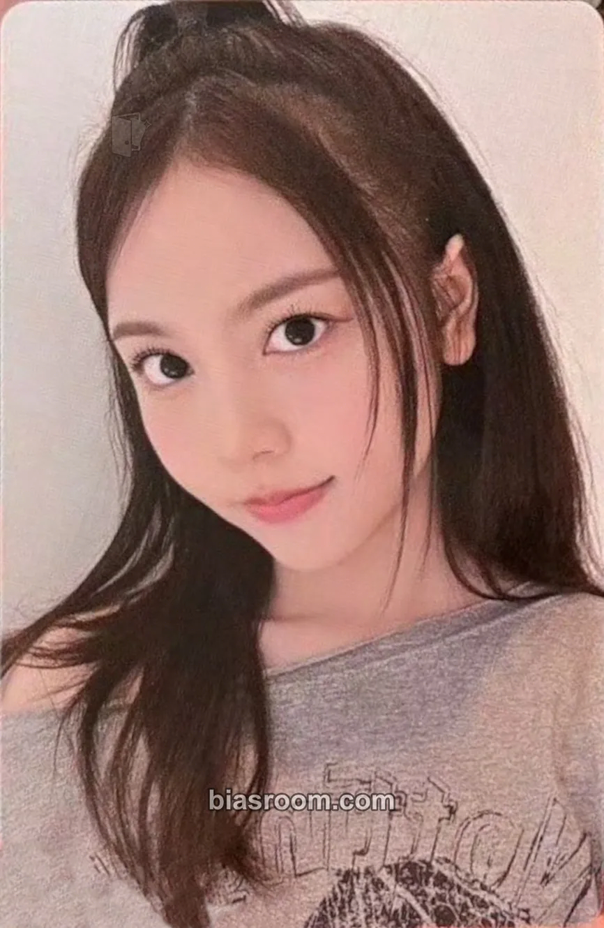 Carmen The Chase Photocard - Hearts2Hearts - Hearts2Hearts K-pop photocard