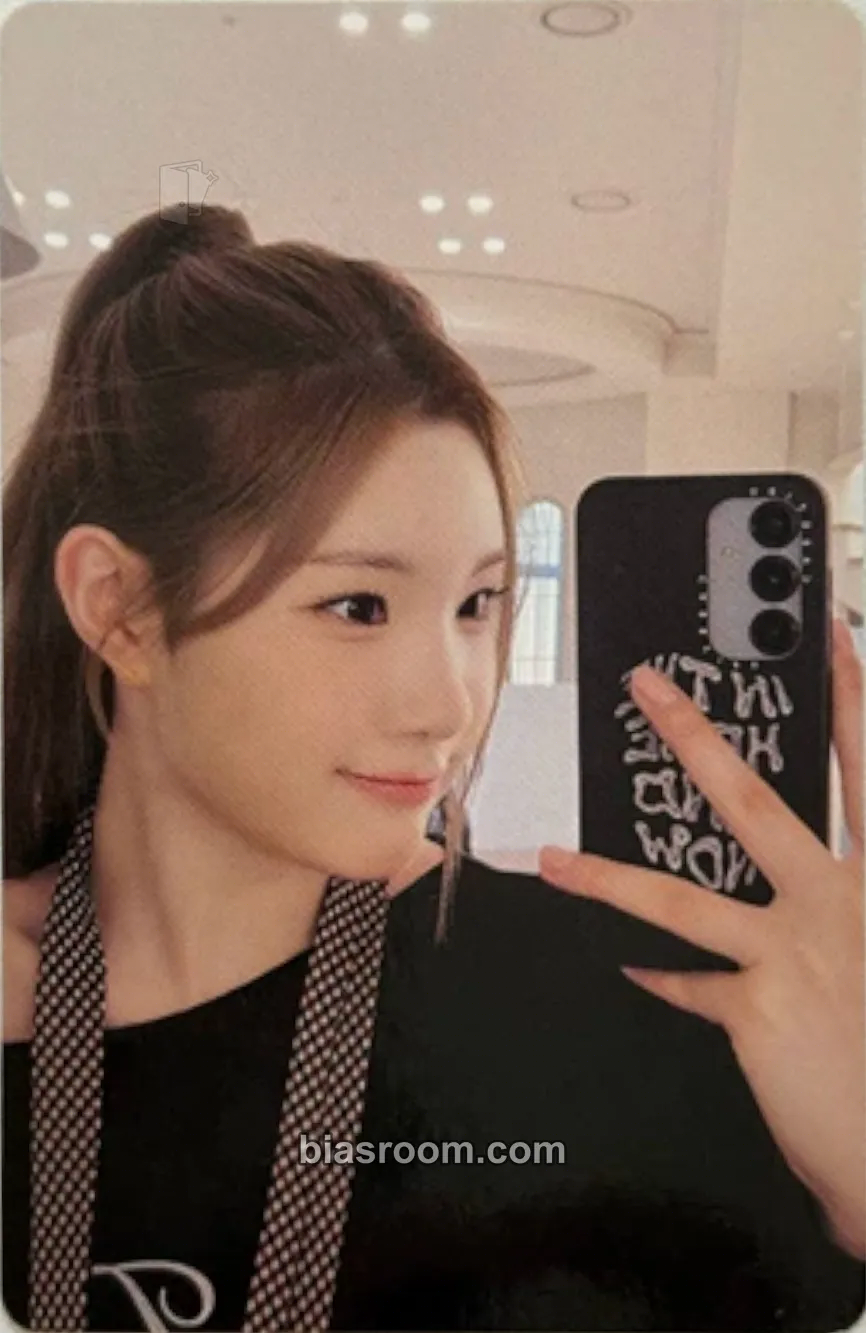 Juun The Chase Photocard - Hearts2Hearts - Hearts2Hearts K-pop photocard