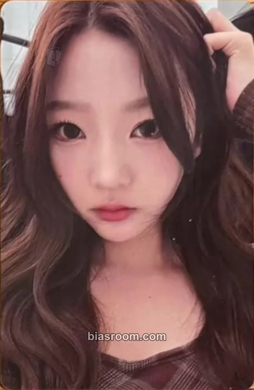 Stella The Chase Photocard - Hearts2Hearts - Hearts2Hearts K-pop photocard
