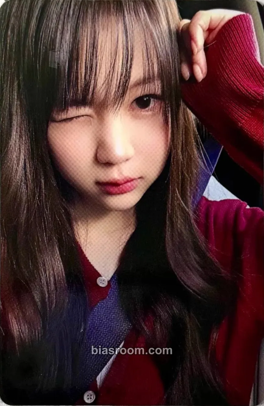 Ye-on The Chase Photocard - Hearts2Hearts - Hearts2Hearts K-pop photocard