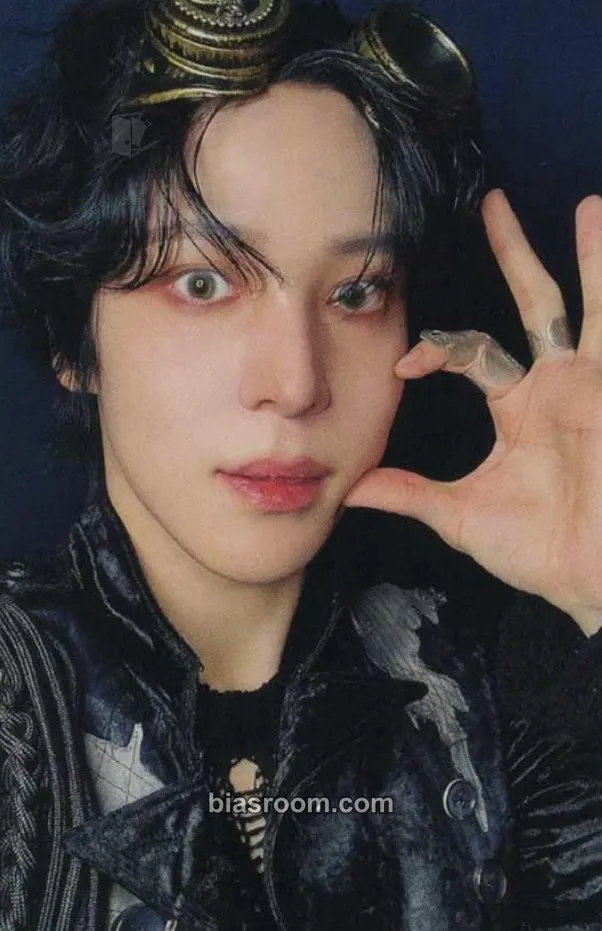 Yunho GOLDEN HOUR : Part.4 Photocard - ATEEZ - ATEEZ K-pop photocard