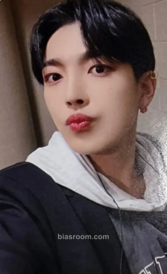 Hongjoong THE WORLD EP.1 : MOVEMENT Photocard - ATEEZ - ATEEZ K-pop photocard