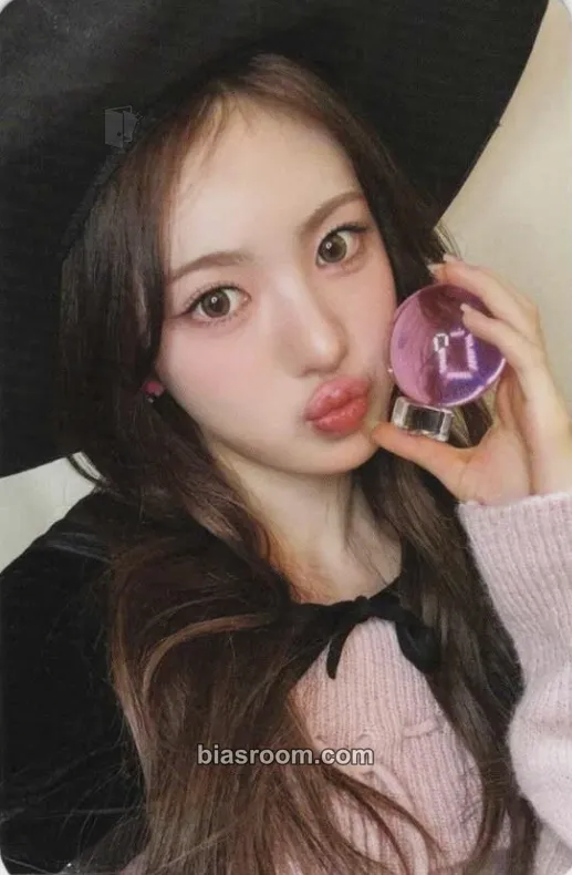 Sui Delulu Pack Photocard - KiiiKiii - KiiiKiii K-pop photocard