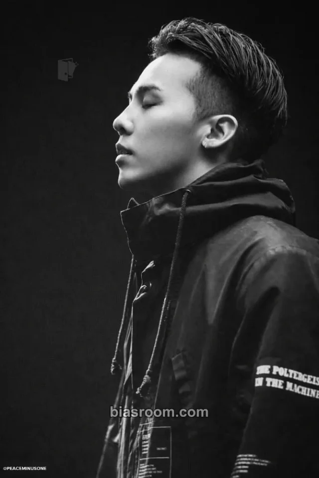 G-Dragon - G-Dragon - PEACEMINUSONE Exhibition  Event postcard set