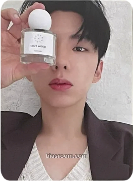 Kihyun KIHYUN x Lalafranc x SINGLES Photocard - MONSTA X - MONSTA X K-pop photocard