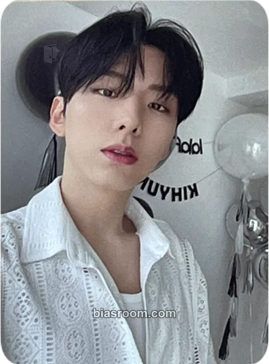 Kihyun KIHYUN x Lalafranc x SINGLES Photocard - MONSTA X - MONSTA X K-pop photocard