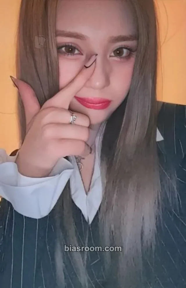 VIVIZ - Umji - VarioUS Album dear my muse (dmm) fansign round 1