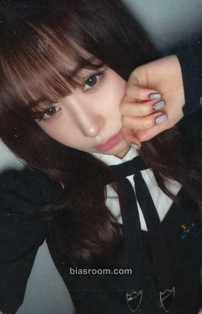 Momona WHO I AM Photocard - ME:I - ME:I K-pop photocard
