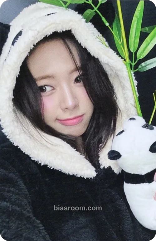 Yuna Ice Cream Photocard - ITZY - ITZY K-pop photocard