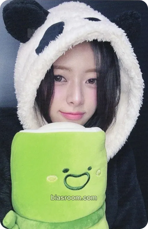 Yuna Ice Cream Photocard - ITZY - ITZY K-pop photocard