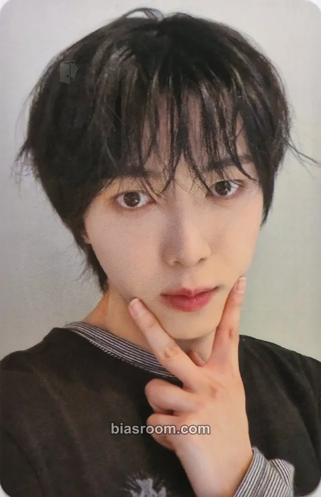 Jisung (ex. Love) OnlyOneOf QtoresQ (QQQ) K-pop photocard