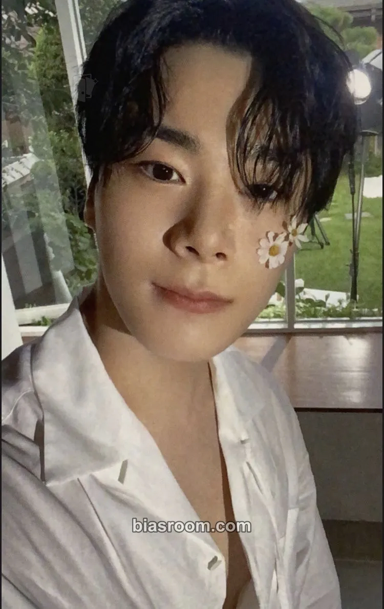 Moonbin 2022 Season’s Greetings Photocard - ASTRO - ASTRO K-pop photocard