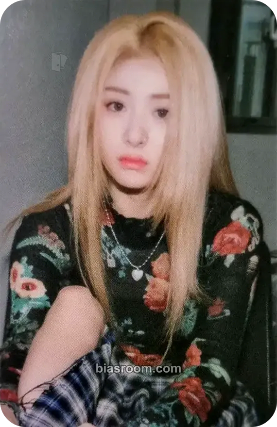 Huh Yunjin ANTIFRAGILE Photocard - LE SSERAFIM - LE SSERAFIM K-pop photocard