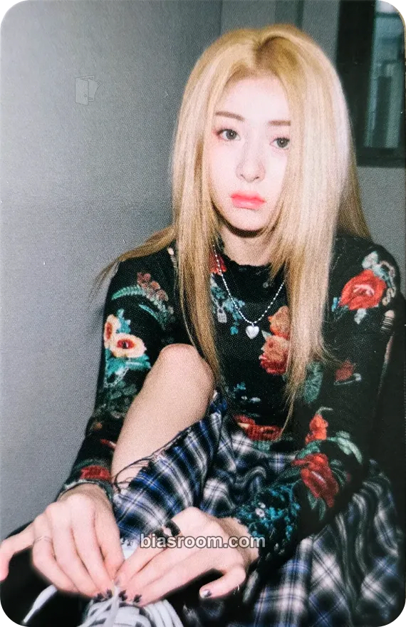 Huh Yunjin ANTIFRAGILE Photocard - LE SSERAFIM - LE SSERAFIM K-pop photocard