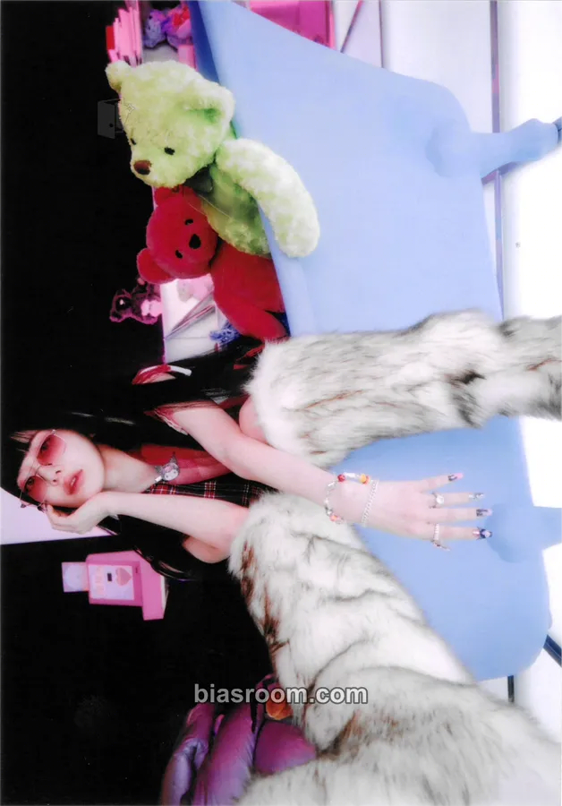 Sakura EASY Photocard - LE SSERAFIM - LE SSERAFIM K-pop photocard