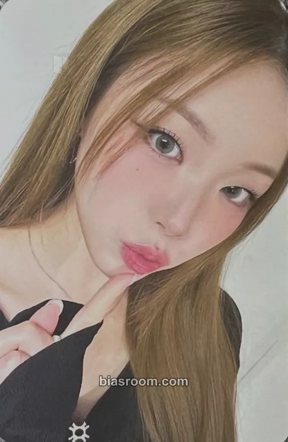 Suhyeon 1st World Tour 'Our Flowerld (Belllie've You)' Photocard - Billlie - Billlie K-pop photocard