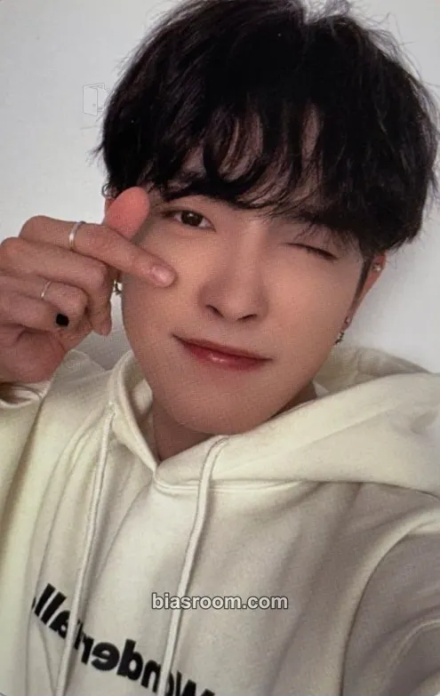 Hongjoong Wonderwall Merchline Photocard - ATEEZ - ATEEZ K-pop photocard