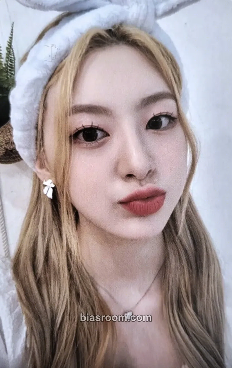 Seeun WE NEED LOVE Photocard - STAYC - STAYC K-pop photocard
