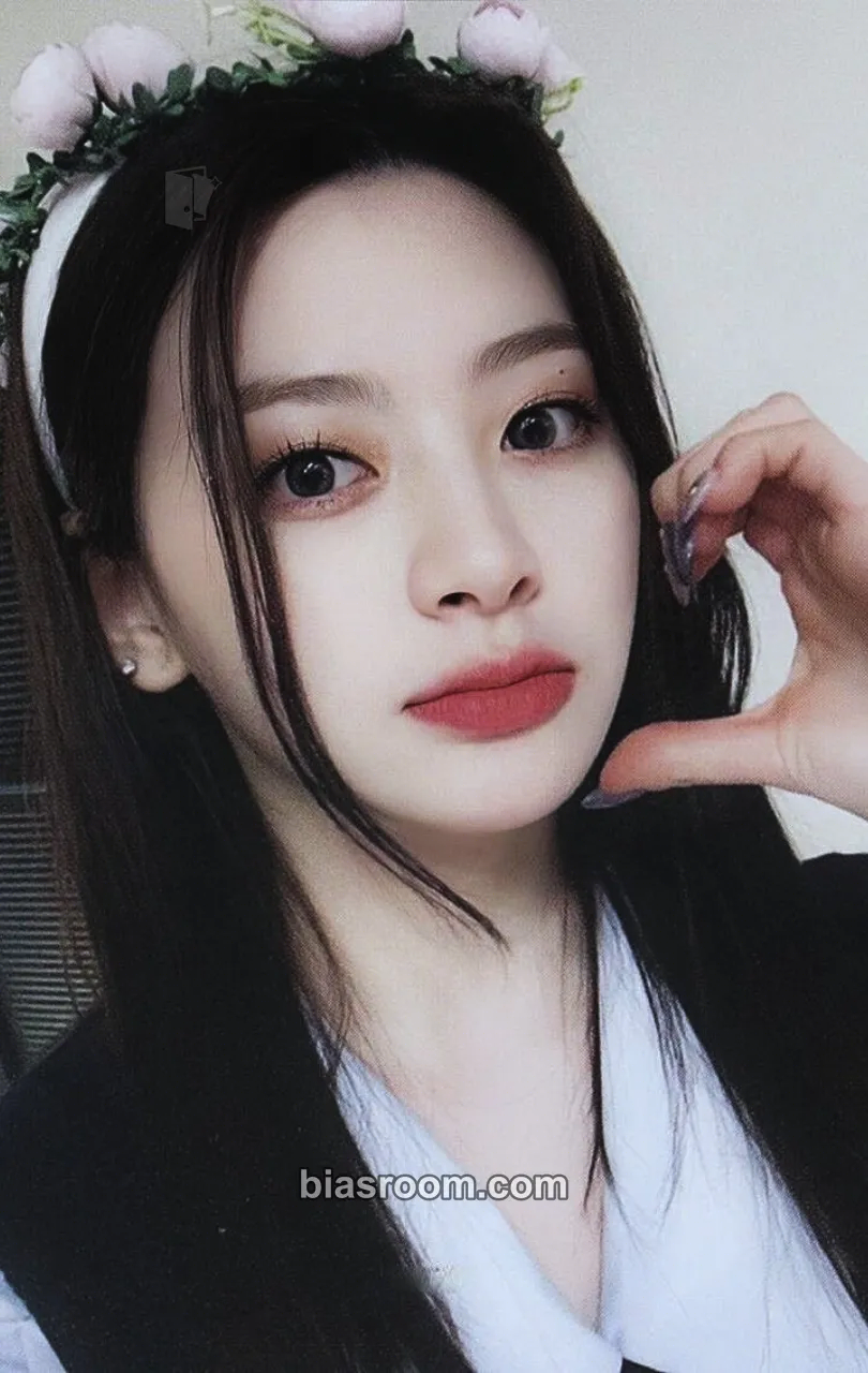 Seeun YOUNG-LUV.COM Photocard - STAYC - STAYC K-pop photocard