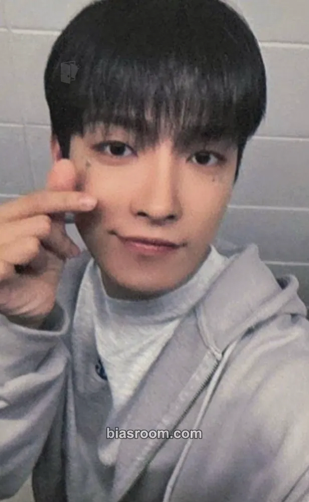 Hongjoong Wonderwall Merchline Photocard - ATEEZ - ATEEZ K-pop photocard