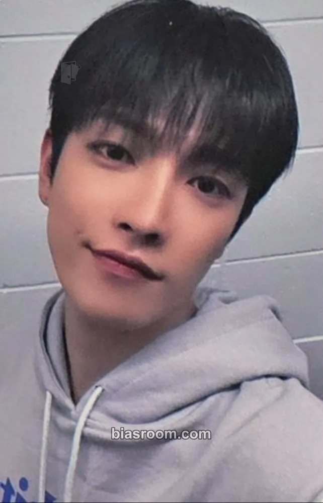Hongjoong Wonderwall Merchline Photocard - ATEEZ - ATEEZ K-pop photocard