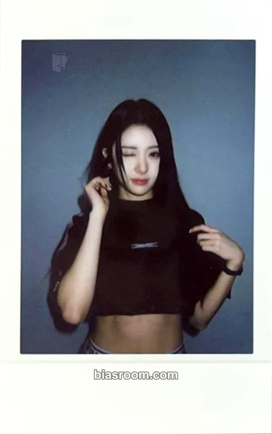 Huh Yunjin UNFORGIVEN Photocard - LE SSERAFIM - LE SSERAFIM K-pop photocard