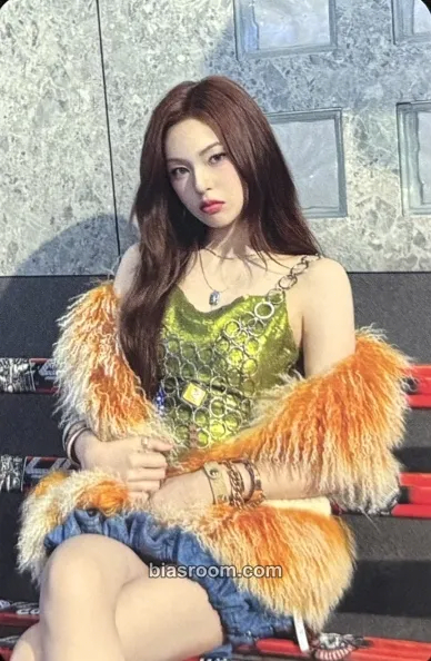 Chiquita WE GO UP Photocard - BABYMONSTER - BABYMONSTER K-pop photocard