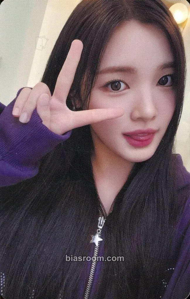 Yuha SMTOWN Live 2025 Photocard - Hearts2Hearts - Hearts2Hearts K-pop photocard