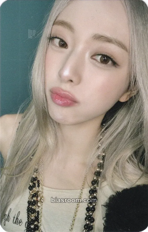Yuna Ice Cream Photocard - ITZY - ITZY K-pop photocard