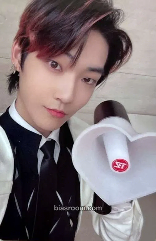 Kevin Official Lightstick V1 Photocard - THE BOYZ - THE BOYZ K-pop photocard