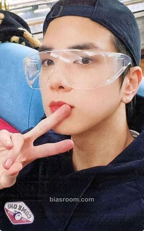 Younghoon COME ON, THE BOYZ in God-Saeng Photocard - THE BOYZ - THE BOYZ K-pop photocard